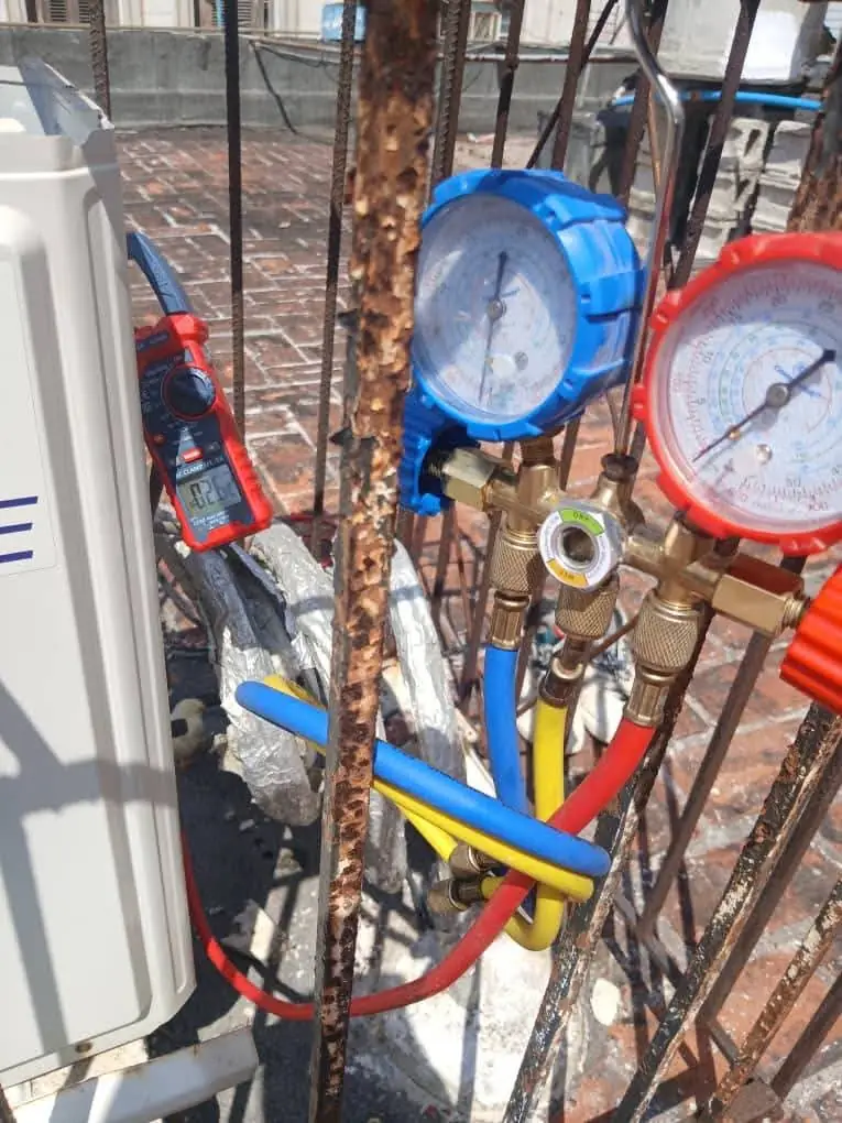 Manómetros azul y rojo con pinza amperimétrica durante una carga de gas en una azotea de Palma