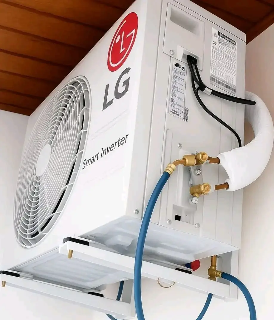 Unidad exterior LG con mangueras de carga de gas conectadas en Mallorca