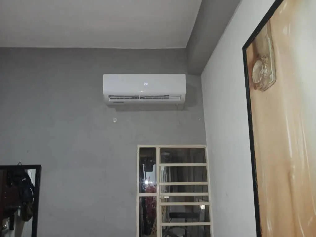 Split de pared recién instalado en una vivienda en reforma de Palma