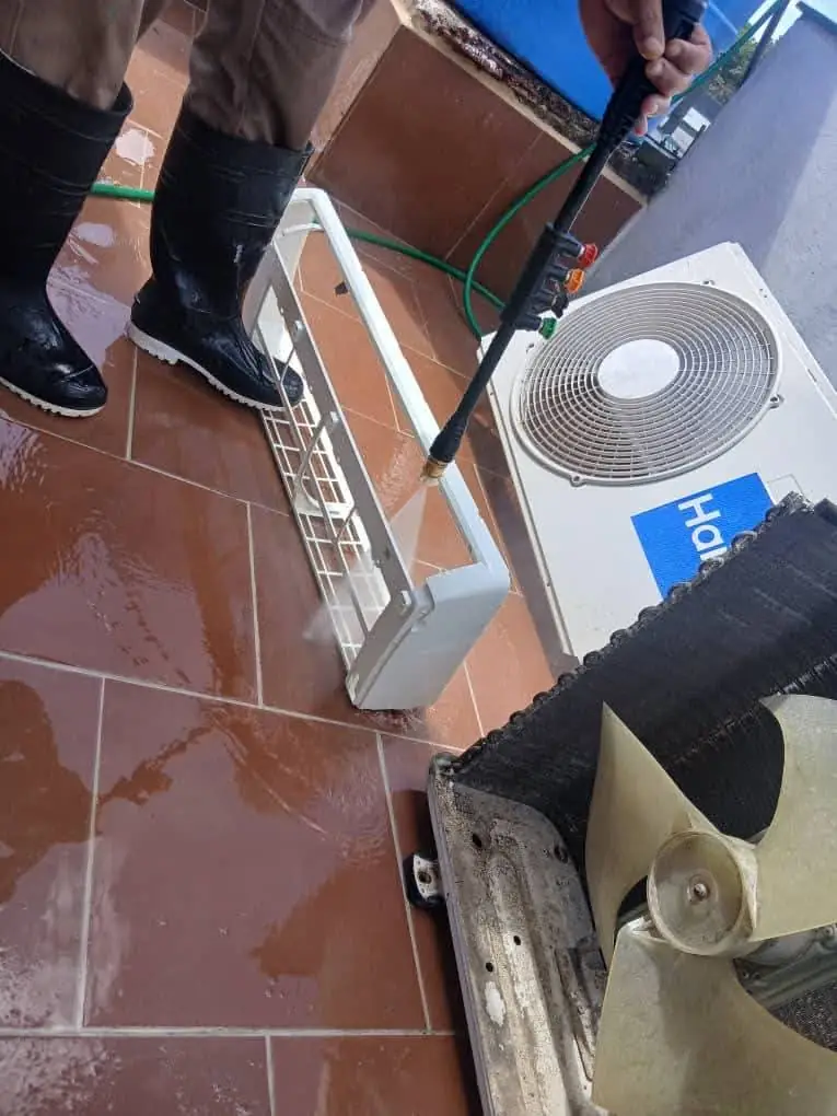 Limpieza a presión de un split de pared durante un mantenimiento en Palma